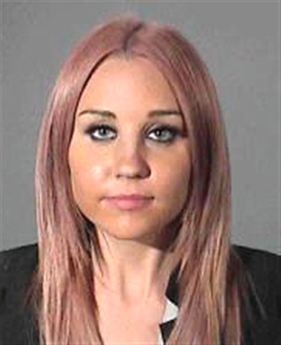 
	
	Amanda Bynes bị bắt vào tháng 4/2012 vì tội đâm xe vào xe cảnh sát rồi bỏ trốn.